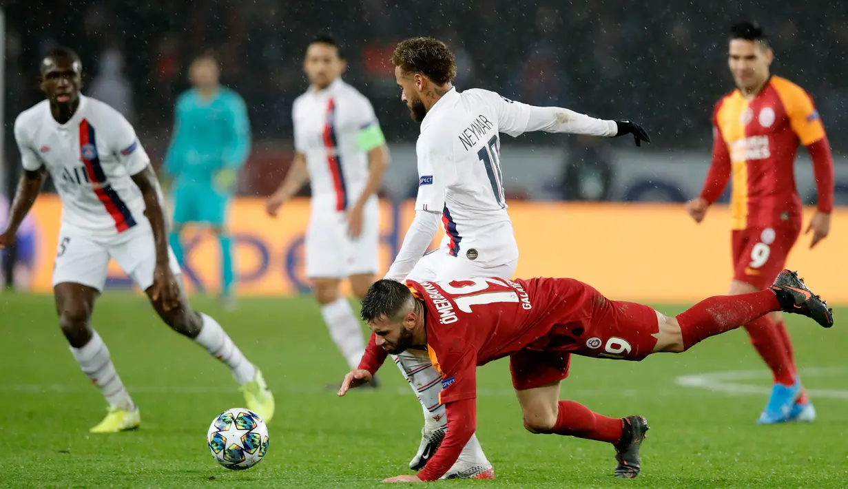 Pemain Galatasaray Omer Bayram terjatuh saat berebut bola dengan Pemain Paris Saint-Germain Neymar saat pertandingan Grup A Liga Champions di Stadion Parc des Princes, Paris, Prancis, Rabu (11/12/2019). PSG menang 5-0. (AP Photo/Christophe Ena)