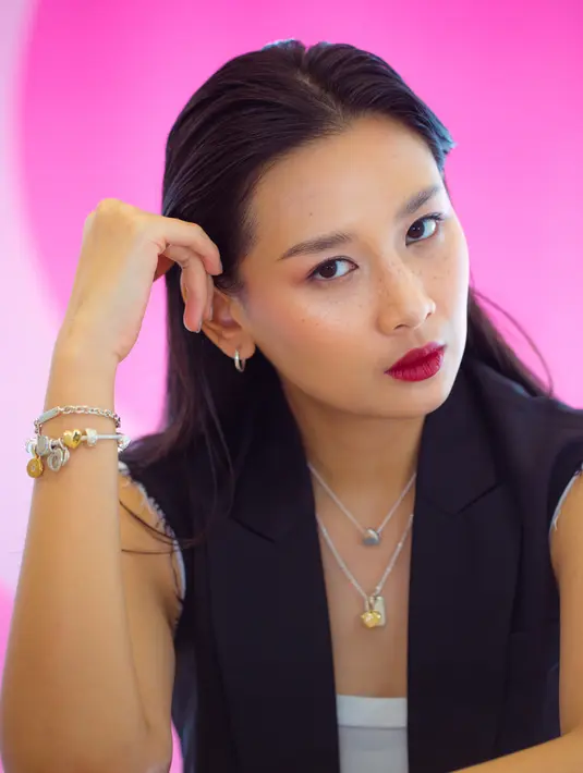 Perhiasan: Pandora// Busana: Makeup: Laura Mercier // Hair: Shisheido Professional // Model: Karina from Studio47. [Foto: Daniel Kampua/ Fimela.dok]