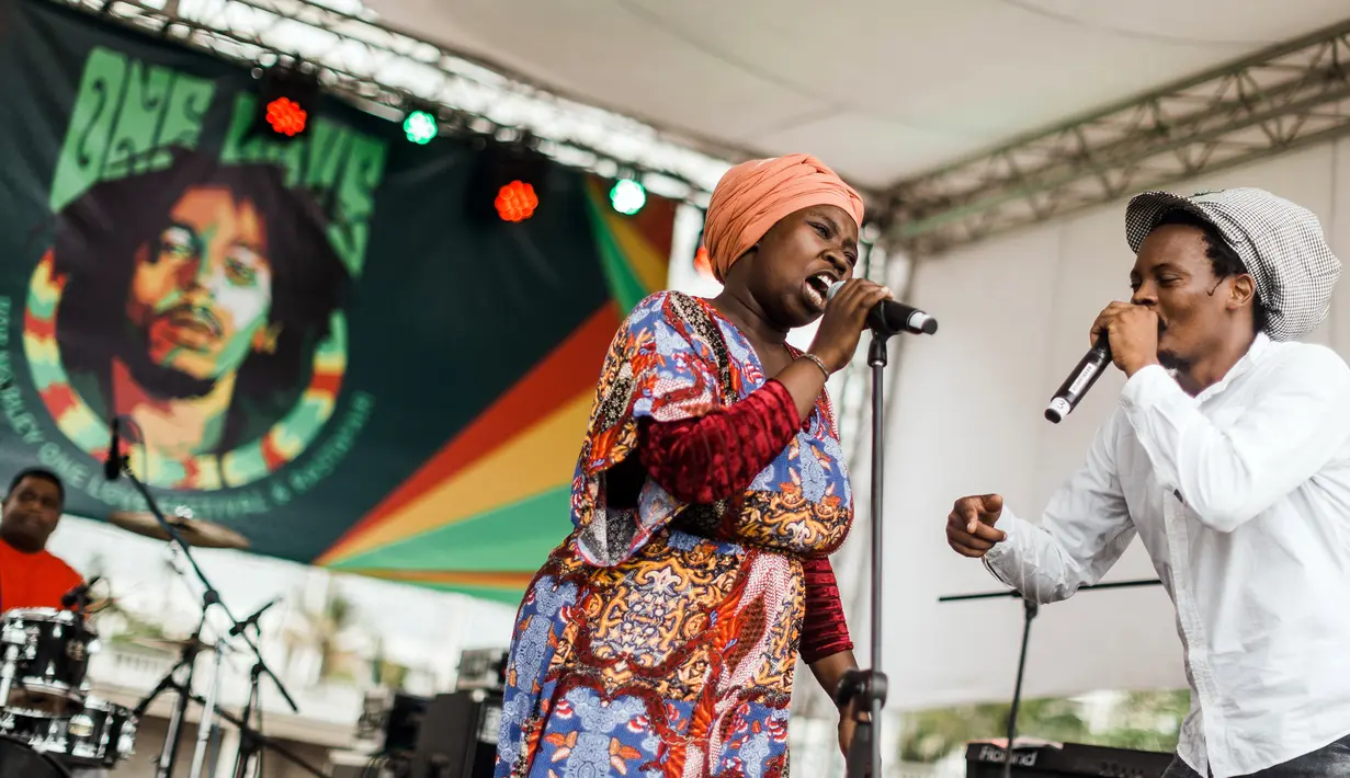 Grup musik Word, Sound and Power tampil saat memperingati ulang tahun Bob Marley dalam One Love Festival and Rasta Fair di North Beach Amphitheatre, Durban, Afrika Selatan, Minggu (3/2). (RAJESH JANTILAL/AFP)
