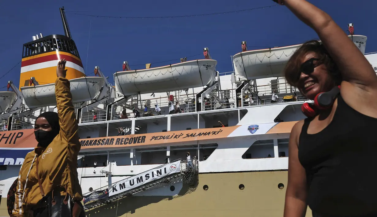 Instruktur memimpin pasien COVID-19 melalui latihan di geladak KM Umsini, kapal penumpang yang berubah menjadi pusat isolasi bagi mereka yang memiliki gejala ringan, di Pelabuhan Soekarno-Hatta Makassar, Sulawesi Selatan, Minggu (8/8/2021). (AP Photo/Masyudi Syachban Firmansyah)