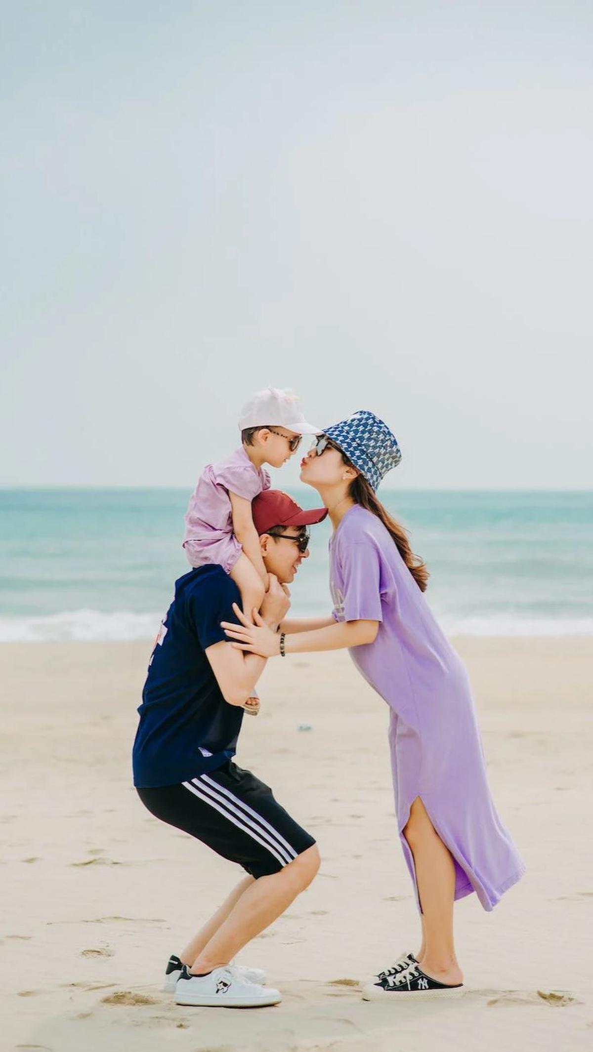 Dengan memahami cara terbaik untuk mengekspresikan cinta kepada anak sesuai dengan Love Language mereka, Anda dapat menciptakan ikatan yang lebih dalam dan lebih bahagia dalam hubungan keluarga. Jadi, yuk kenali Love Language anak Anda dan buat hubungan A
