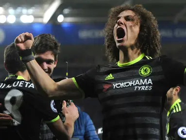 Ekspresi David Luiz saat selebrasi ke arah para pendukungnya usai Marcos Alonso berhasil mencetak gol kedua di gawang Leicester City di Stadion King Power, Inggris, Sabtu (14/1). Chelsea permalukan Leicester 3-0. (AP Photo/Rui Vieira)