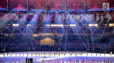 Tulisan Indonesia menghiasi Stadion Bukit Jalil ketika kontingen Indonesia tampil pada parade atlet pembukaan SEA Games 2017 di Kuala Lumpur, Malaysia, Sabtu (19/8). (Liputan6.com/Faizal Fanani)