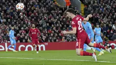 Penyerang Liverpool Diogo Jota menyundul bola untuk mencetak gol pertama timnya ke gawang Atletico Madrid pada match day ke-4 Liga Champions di Anfield, Kamis (4/11/2021) dinihari WIB. Liverpool menyegel satu tempat di babak 16 besar usai menundukkan Atletico Madrid 2-0. (AP Photo/Jon Super)