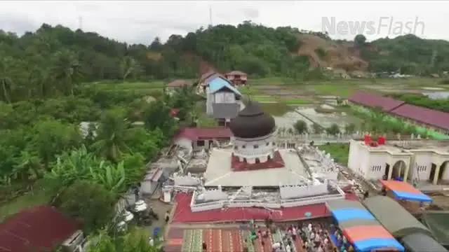 NEWS FLASH: Korban Gempa Aceh Salat Jumat di Samping Reruntuhan Masjid