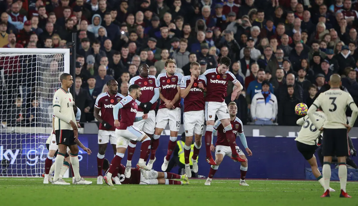 Hasilnya terbayarkan pada menit ke-41. Liverpool berhasil membuat kedudukan kembali imbang lewat gol yang dicetak Trent Alexander-Arnold melalui tendangan bebas. (AP Photo/Ian Walton)