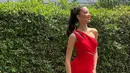 Warna merah jadi favorit 2nd runner up Miss Universe Venezuela Andreania Martinez. Seperti dress yang ia kenakan saat kunjungannya ke Thailand. [@_andreinamart]