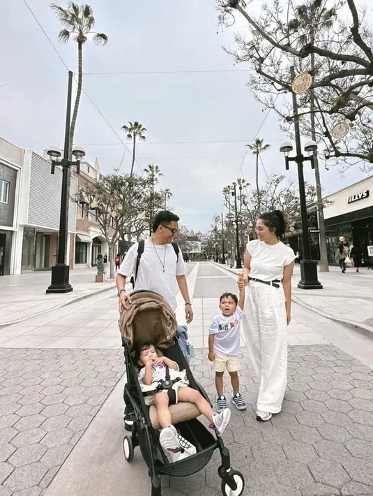 Keduanya juga tampak kompak dengan busana serba putih yang begitu stylish. [Foto: Instagram/ Tiara Pangestika]