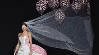 Gaun pengantin yang unik diangkat oleh balon helium (Foto: Instagram/maria__nikoloudaki)
