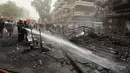 Petugas pemadam kebakaran memadamkan api yang melahap pusat perbelanjaan Karrada usai terjadinya serangan bom bunuh diri di Baghdad, Irak, (3/7). Bom tersebut telah menewaskan sekitar 120 warga dan yang lainnya luka-luka. (REUTERS/Khalid al Mousily)