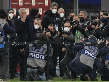 Pelatih AS Roma sekaligus mantan pelatih Inter Milan, Jose Mourinho menyapa penggemar Inter yang hadir di  Stadion Giuseppe Meazza. (AP Photo/Antonio Calanni)