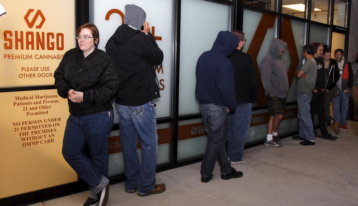 Sejumlah pengunjung saat berada di toko Shango Cannabis, Oregon, AS, Kamis (1/10/2015). Oregon adalah negara ketiga di AS yang melegalkan penjualan ganja untuk orang dewasa. (Reuters/ Steve DiPaola)
