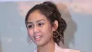 Saat mendengar film yang dibintanginya mendapatkan sambutan baik dari masyarakat, remaja 18 tahun pemeran Milea itu meluapkan kegembiraan hingga tak kuasa menahan air matanya. (Adrian Putra/Bintang.com)