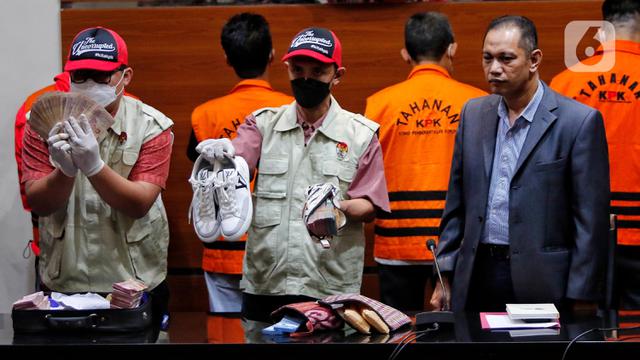 Barang Bukti Tangkap Tangan Wali Kota Bandung Yana Mulyana