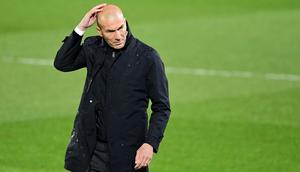 Zinedine Zidane - Legenda timnas Prancis ini santer dikaitkan dengan kursi pelatih MU. Juru taktik yang bersinar bersama Real Madrid itu menyatakan tak akan mengambil kesempatan menjadi pelatih Setan Merah lantaran istrinya belum siap pindah ke kota Manchester. (AFP/Javier Soriano)