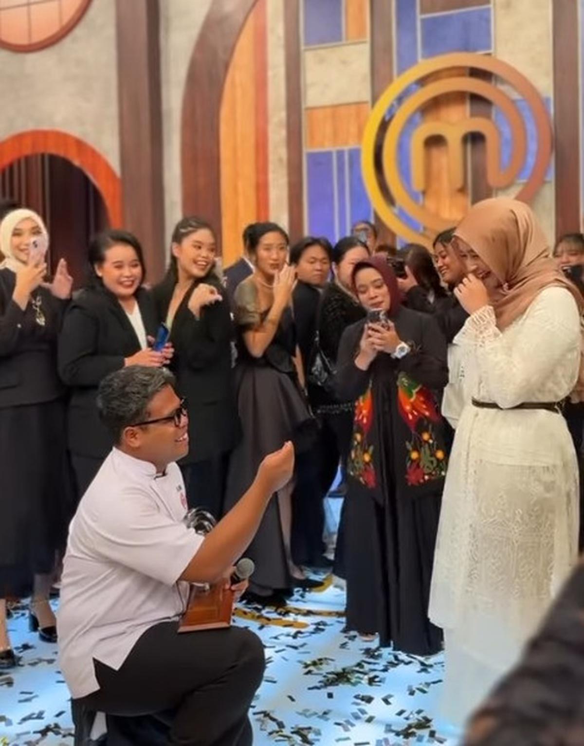 Bikin Baper, Pemenang Master Chef Indonesia Season 12 Langsung Melamar Sang Kekasih di Studio Sampai Bikin Chef Renatta Tak Percaya
