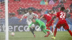 Penjaga gawang Salzburg Philipp Koehn (kedua kiri) mencoba menyelamatkan bola saat melawan Sevilla pada pertandingan Grup G Liga Champions di Stadion Ramon Sanches Pizjuan, Seville, Spanyol, Selasa (14/9/2021). Pertandingan berakhir dengan skor 1-1. (AP Photo/Angel Fernandez)