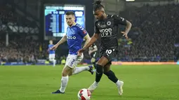 Penyerang Boreham Wood, Tyrone Marsh membawa bola dari kawalan pemain Everton, Jonjoe Kenny pada putaran kelima Piala FA Inggris di Goodison Park di Liverpool, Inggris, Jumat (4/3/2022). Everton menang atas Boreham Wood 2-0. (AP Photo/Jon Super)