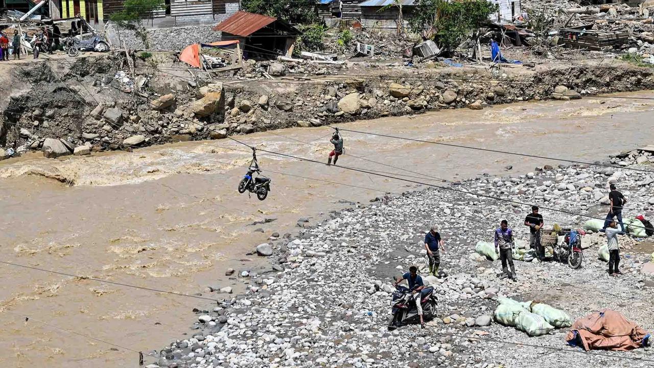FOTO: Perjuangan Warga Ketol Menyeberangi Sungai  Berarus Deras dengan Tali