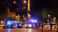 Polisi menutup jalan akses ke kawasan Champs Elysees di Paris setelah penembakan terhadap aparat kepolisian Prancis, Kamis (20/4). Presiden Prancis Francois Hollande telah menyebut insiden penembakan tersebut sebagai upaya teror (AP Photo/Kamil Zihnioglu)