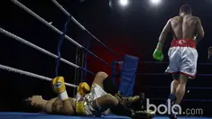 Daud Yordan (kanan)  berjalan meninggalkan tubuh lawannya Campee Phayom dari Thailand dia atas ring OCBC Arena, Singapura, Sabtu (25/3/2017).  Daud Yordan menang KO pada ronde kedua. (Bola.com/Nicklas Hanoatubun)