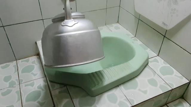 Cara Mudah Rontokkan Kerak WC Agar Bersih Mengkilap, Hanya Pakai 2 Bahan Dapur