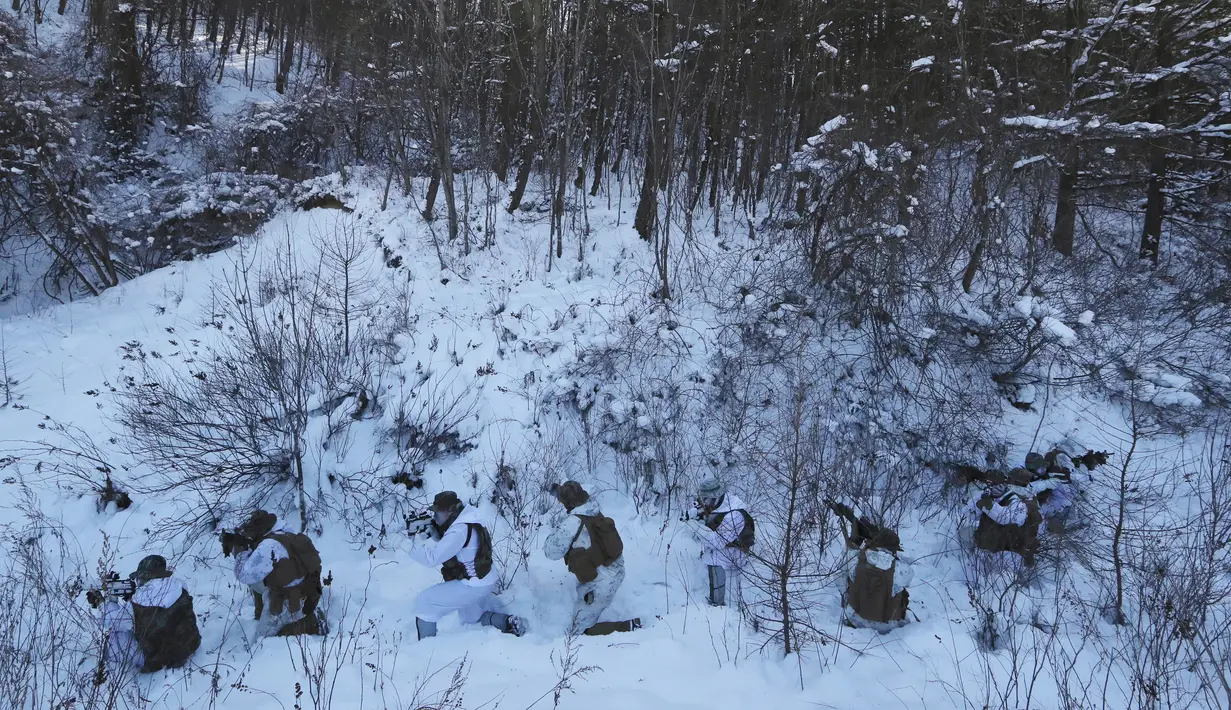 Formasi gabungan tentara Korea Selatan dan AS saat berlatih misi pengintaian dan penyamaran dalam latihan musim dingin di Pyeongchang, Korea Selatan (24/1). (AP Photo/Lee Jin-man)