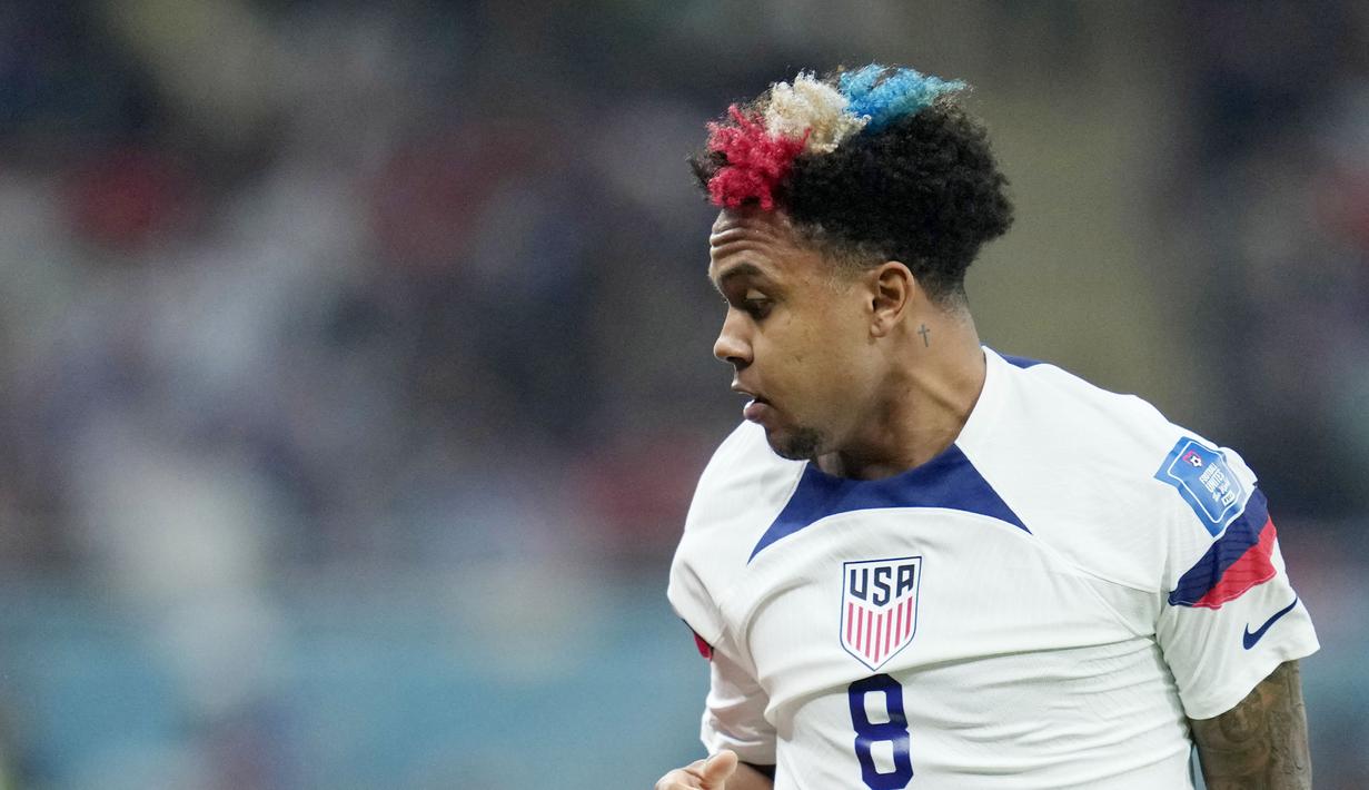 Pemain Amerika Serikat, Weston McKennie, saat melawan Wales pada laga Piala Dunia 2022 di Stadion Ahmad Bin Ali, Doha, Senin (21/11/2022). (AP/Ashley Landis)