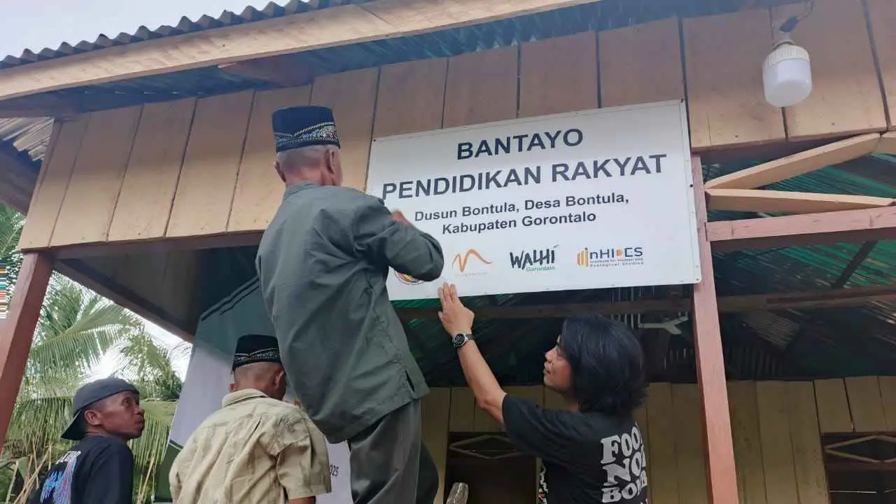 Warga Desa Bontula, Kecamatan Asparaga