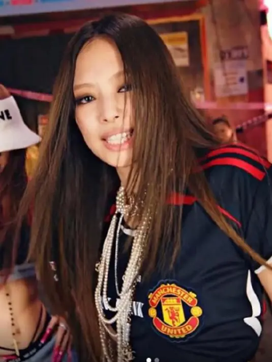 <p>Terakhir dan yang paling menarik perhatian adalah ketika Jennie BLACKPINK tertangkap mengenakan jersey Manchester United yang berwarna hitam dengan corak kuning-merah. Jersey ini dikenakan Jennie dalam video musik terbaru BLACKPINK yang berjudul Pink Venom. Foto: Instagram.</p>