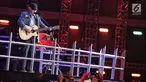 Aksi panggung Iwan Fals tampil dalam malam puncak Hut SCTV ke-28 di ICE BSD, Tangerang, Jumat (24/8). Dalam penampilannya Iwan Fals membawakan lagu berjudul "Buku ini aku pinjam" dan "Mata Indah Bola Pimpong". (Liputan6.com/Faizal Fanani)
