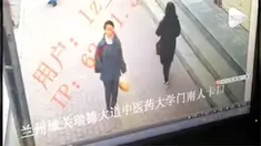 Sebuah insiden menimpa seorang wanita yang jatuh ke dalam lubang menganga di trotoar. Lubang tersebut tiba-tiba muncul begitu saja.