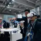 Salah satu pengunjung tengah menjajal produk-produk unggulan Peruri menggunakan teknologi Virtual Reality pada pameran Hannover Messe 2023.