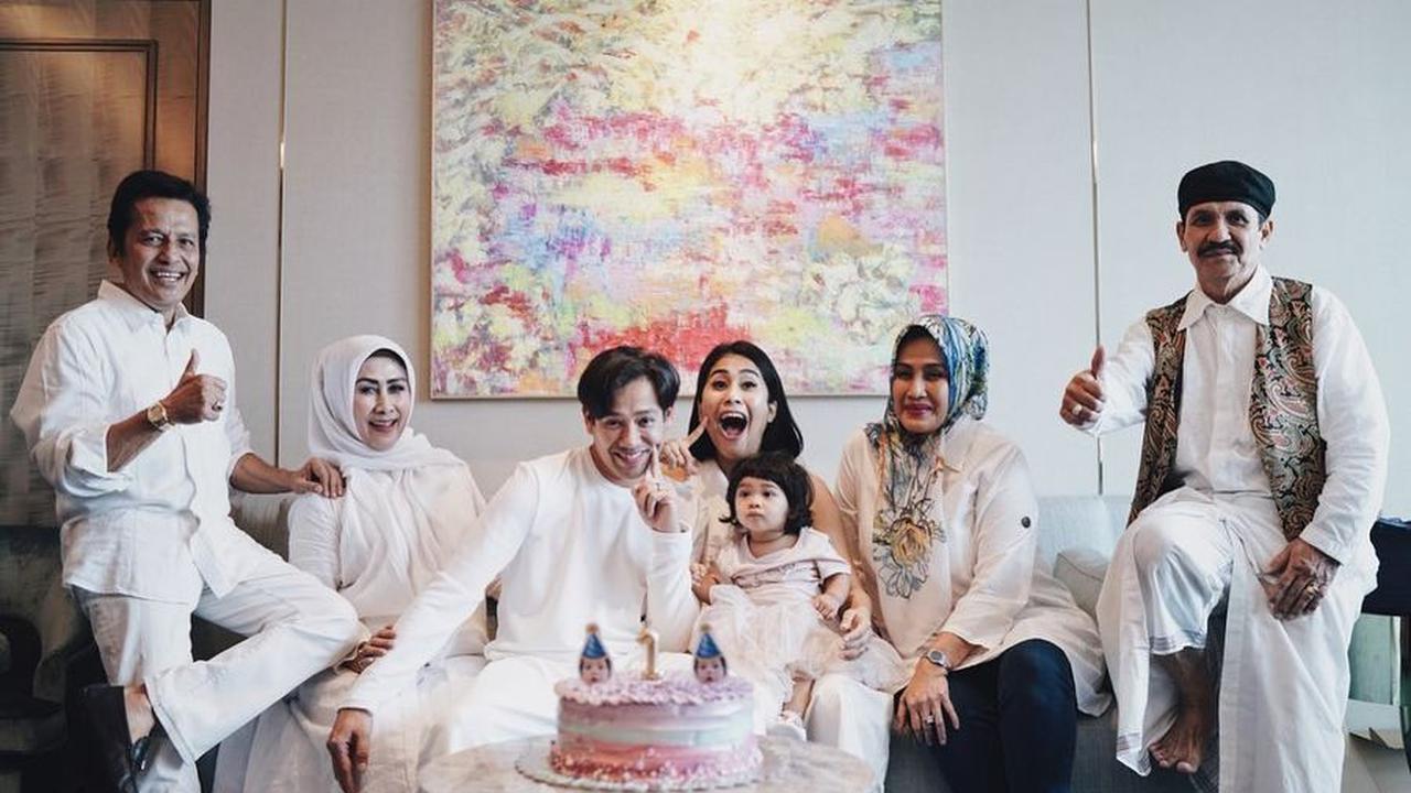 Orang tua dari Tarra dan Gya berkumpul untuk merayakan momen ulang tahun pertama Kaleya.