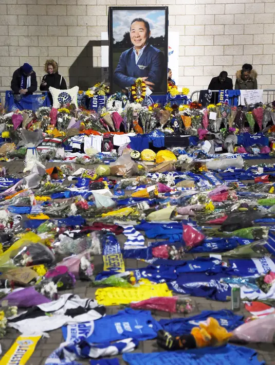 Potret pemilik Leicester City Vichai Srivaddhanaprabha yang tewas dalam kecelakaan helikopter dipajang di luar Stadion King Power, Inggris, Senin (29/10). (Paul Ellis/AFP)