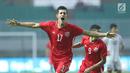 Gelandang Bahrain, Jasim Alsalama merayakan gol ke gawang Korea Utara pada laga PSSI Anniversary Cup 2018 di Stadion Pakansari, Kab Bogor, Kamis (3/5). Laga dimenangkan Bahrain 4-1. (Liputan6.com/Helmi Fithriansyah)