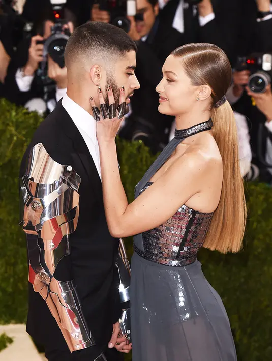 Zayn Malik dan Gigi Hadid memang selalu mesra di red carpet. (REX/Shutterstock/HollywoodLife)