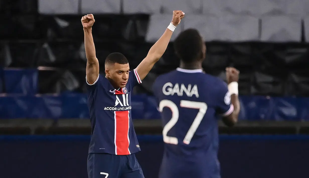 Penyerang Paris Saint-Germain (PSG), Kylian Mbappe, merayakan kemenangan atas Bayern Munchen pada laga Liga Champions di Stadion  Parc des Princes, Rabu (14/4/2021). PSG takluk dengan skor 0-1. (AFP/Frank Fife)