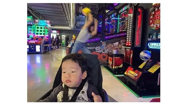 Kelakuan Emak-Emak Saat Temanin Anak Bermain Ini Bikin Bingung