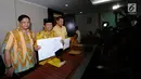 Ketua DPD I Partai Golkar Jabar, Dedi Mulyadi (tengah) bersama Ketua DPD DKI Jakarta, Fayakhun Andriadi (kanan) menunjukkan surat permohonan pelaksanaan Munaslub di kantor DPP Partai Golkar, Jakarta, Rabu (6/12). (Liputan6.com/Helmi Fithriansyah)