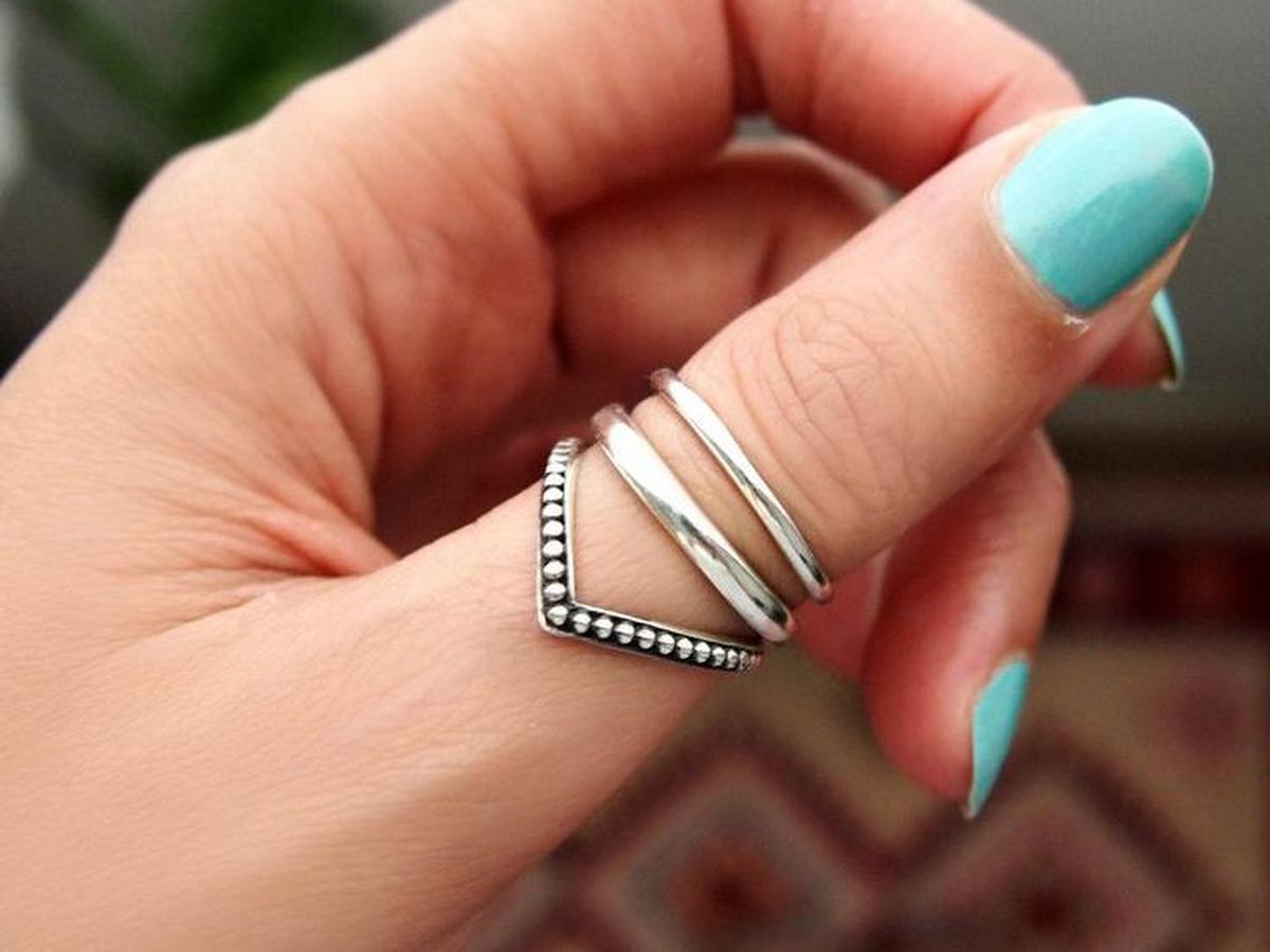 1. Cincin di Jari Jempol: Simbol Ambisi dan Konflik Batin<br>