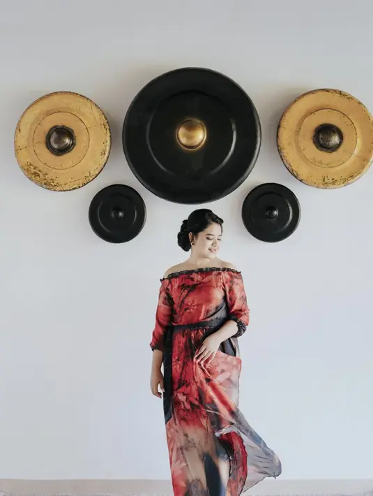 <p>Kahiyang ayu dikenal dengan gaya fashionnya yang selalu curi atensi. Kali ini dengan dress bernuansa dominasi merah, ia mengenakan gaun karya Arturro Bali. [Foto: Instagram/ Kahiyang Ayu]</p>