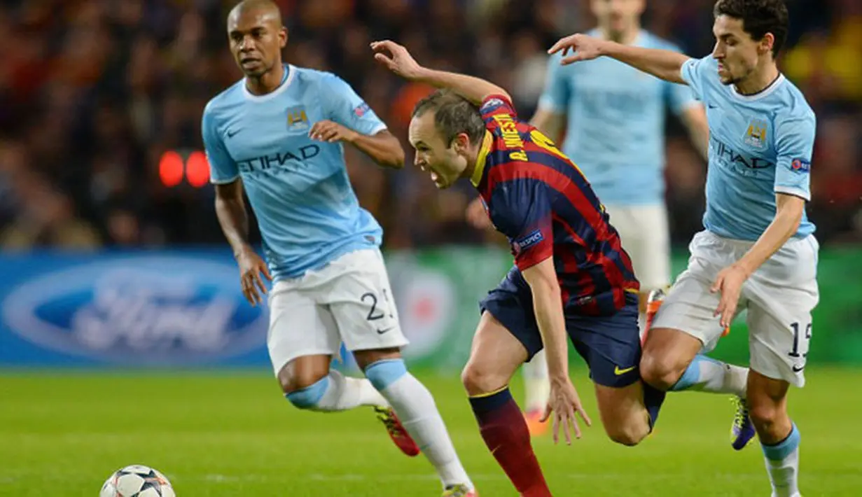 Gelandang Barcelona Andres Iniesta berusaha melalui hadangan pemain Manchester City pada putaran leg pertama 16 besar Liga Champions antara Manchester City vs Barcelona di Stadion Etihad, Manchester pada 19 Februari 2014 (AFP/Andrew Yates).