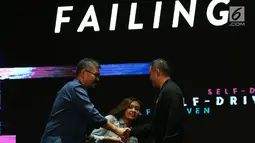 CEO KapanLagi Youniverse Steve Christian (kiri) bersalaman saat menjadi pembicara dalam Talk Show Failing Forward di Kota Kasablanka Mall, Jakarta, Sabtu (27/10). (Merdeka.com/Imam Buhori)