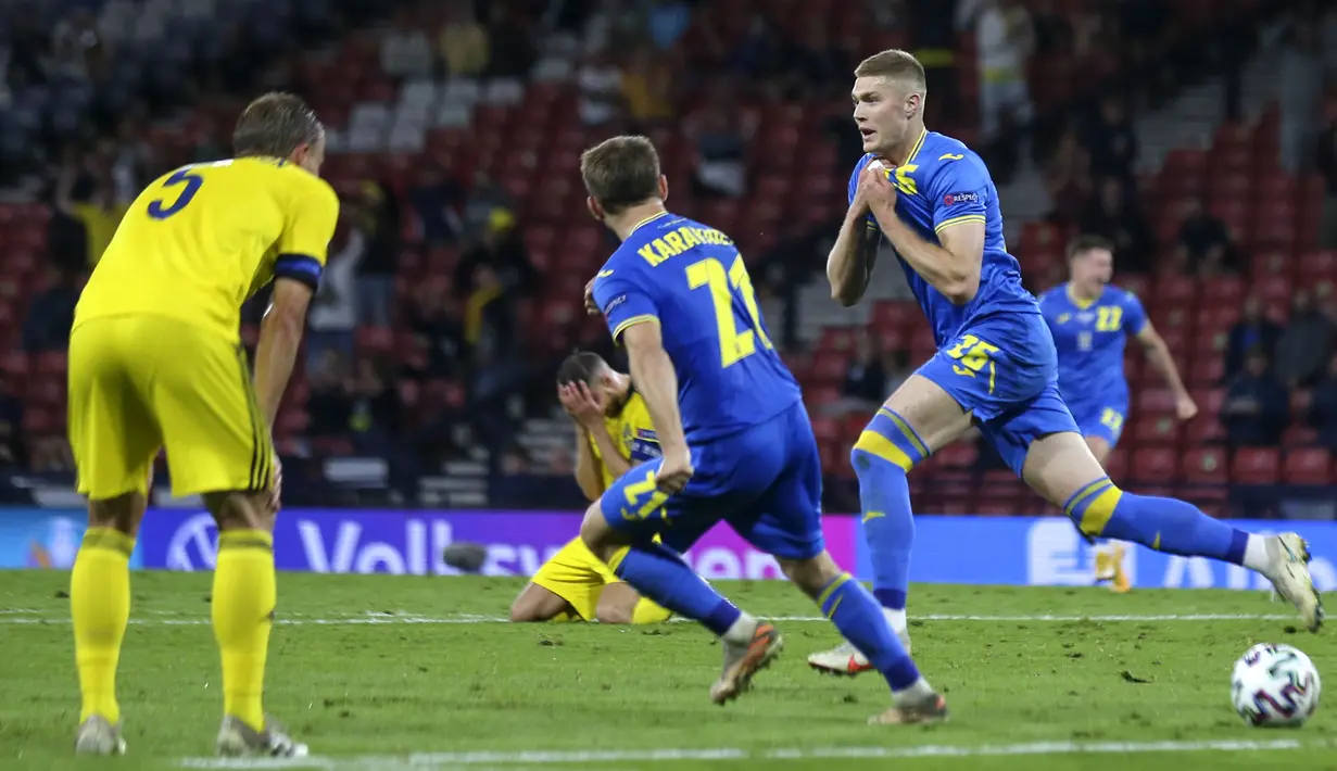 Ukraina berhasil memenangkan pertandingan 16 besar Euro 2020 ketika menghadapi Swedia. Artem Dovbyk menjadi pemain kunci kemenangan Ukraina pada duel tim kuda hitam Euro 2020 tersebut. (Foto: AP/Pool/Robert Perry)