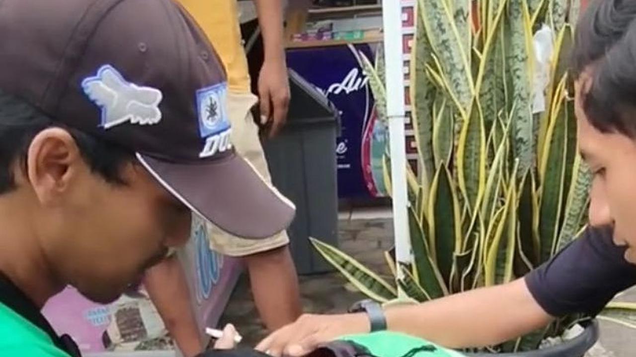 Saking lemasnya, Pak Ahmad yang menangis sambil terduduk ini pun dikelilingi orang-orang yang mencoba menenangkannya.