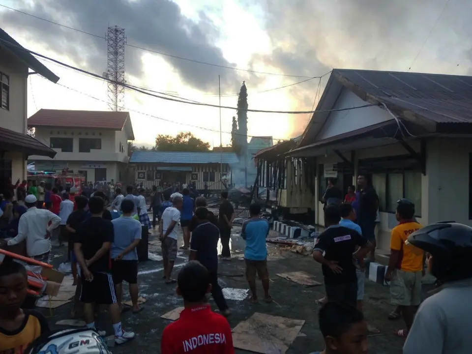 Kebakaran melanda Markas Kepolisian Resor (Mapolres) Kepulauan Selayar, Sulawesi Selatan, Rabu (18/10/2017) subuh. (Liputan6.com/Eka Hakim)