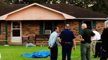 Petugas keamanan saat menyelidiki tempat terjadinya penusukan yang terjadi di Louisiana, AS, Rabu (26/8/2015). Dua orang ditikam dan satu orang petugas kepolisian ditembak dalam peristiwa tersebut. (REUTERS/Leslie Westbrook) 