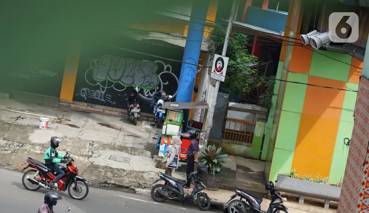 Kamera pengawas atau CCTV terpasang di Jalan Margonda Raya, Depok, Jawa Barat, Rabu (21/10/2020). Satlantas Polrestro Kota Depok menguji coba sistem tilang elektronik bagi pengendara mobil dan motor yang rencananya akan diberlakukan pada 1 November 2020 mendatang. (Liputan6.com/Immanuel Antonius)