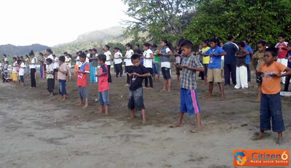 Citizen6, NTT: Anggota De Colores sedang mengolah napas di tepi Pantai Atapupu. (Pengirim: Fransiskus Pongky Seran)